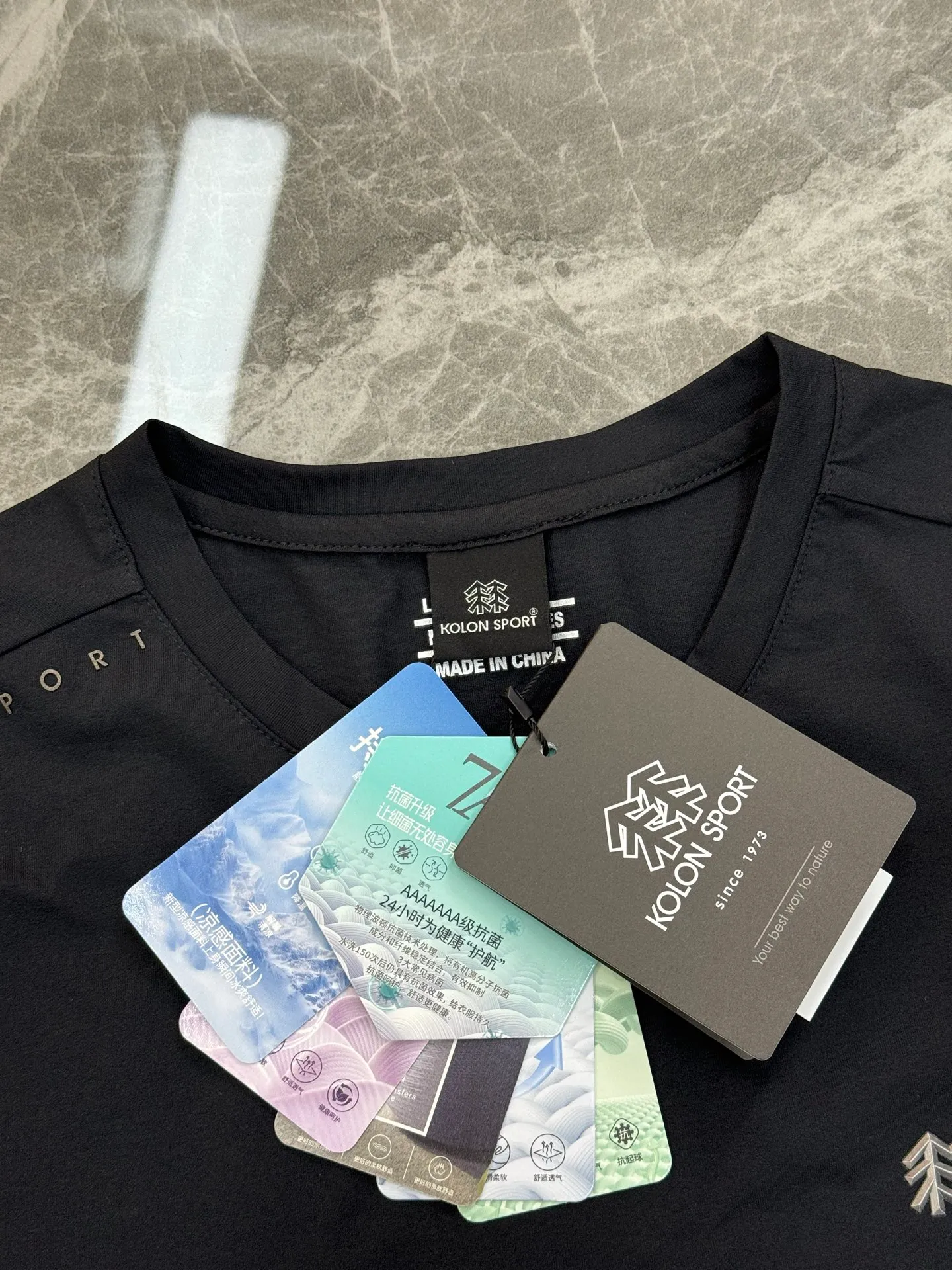 190 ⚜️Buy it if you know the goods! Kolon Sport Kolon Outdoor New Arrival T-shirt. Original product recommendation ❤️ Can be matched as a set. Regular fit outdoor T-shirt. Three-dimensional cutting design. Sports style rhythmic line matching. Comfortable and decent! Original professional outdoor high-tech polyester fabric! Multiple outdoor features. Touch and texture. Breathable holes on both sides. Complete three-dimensional cutting! The fabric is stiff and ribbed. Comfortable and stretchy. Skin-friendly, breathable, cool and comfortable. The three-dimensional upper body is super beautiful, a unique design. All three standards are included. Color: Black.Light Gray.White.Green.Sizes: M-3XL (4xl can be customized) 175/140 pounds recommended L